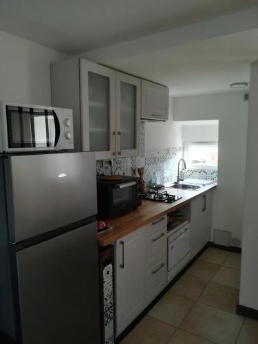 virtuve, Gîte indépendant neuf, idéal vacances nature au calme, proche rivières, N147 & Civaux (Gite independant neuf, ideal vacances nature au calme, proche rivieres, N147 & Civaux) in Lusaka Lešato