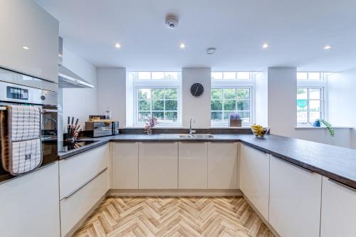 Cocina, Stylish & Contemporary 2-Bed Townhouse - Parking - Wi-Fi - Netflix in Worksop