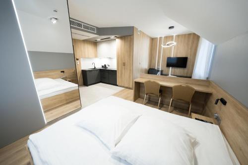 1 queen bed, 1 sofa bed