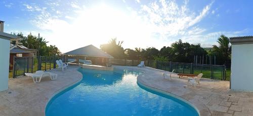 Maison F3 mitoyenne avec piscine partagée et jardin privatif - Résidence Plaiz'Anse - Location saisonnière - Petite-Île