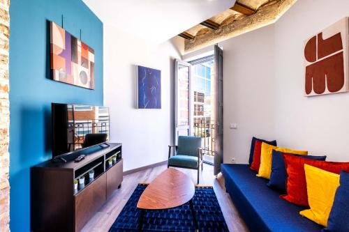 Well Lit and Creatively Designed Apartment, Valencia (photo 2)