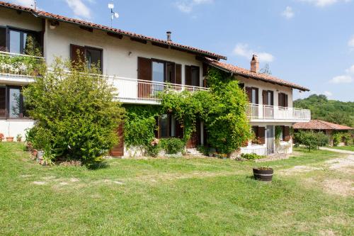 Private Estate Among the Vineyards of Alba - Italy