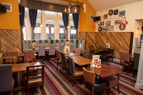Restaurante, The Fernhurst by Greene King Inns in Blackburn