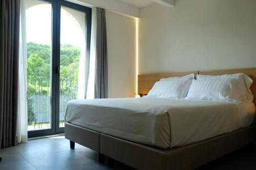 1 queen bed, 1 twin bed