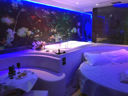 King Suite with Spa Bath image 4