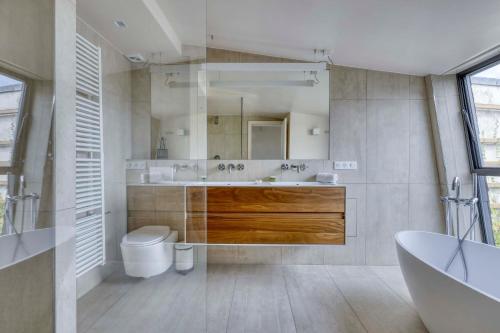 Luxury Penthouse with A/C Terrace & View-Le Marais, Paryż (zdjęcie 10)