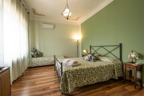1 queen bed, 1 twin bed