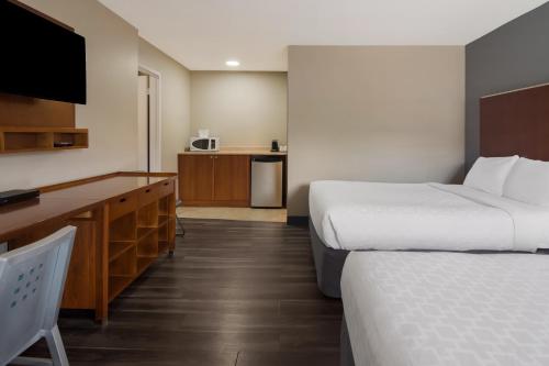 2 queen beds, 1 twin bed