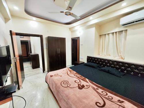 Unique & Comfy 2BHK Apartment Near Acropolis Mall