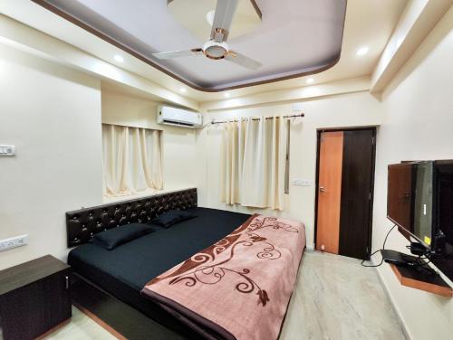 Unique & Comfy 2BHK Apartment Near Acropolis Mall