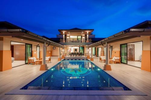 Luxury Peninsula Near The Beach