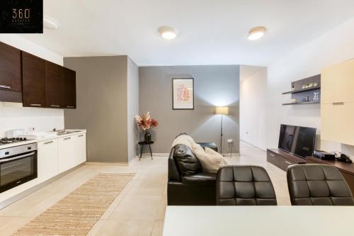 Spacious central 2BR, just off UNI & Hospital & WIFI by 360 Estates