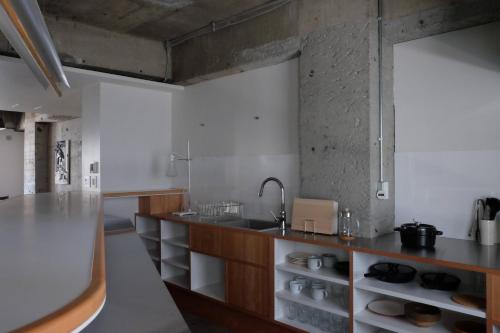 Kitchen, ホテルレジデンス大橋会館 by Re-rent Residence in Daikanyama and Nakameguro
