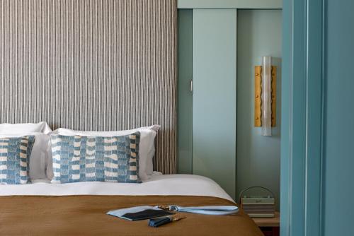 Suite con cama extragrande y vistas al mar