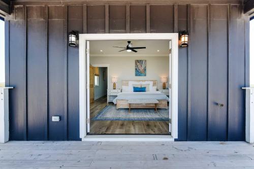Deck & Ocean Views: Beachfront Home in Freeport in San Luis Island (TX)