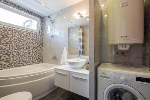 Industrial Look Apartment Top Centre + Free Parking, Sofia (Foto 4)