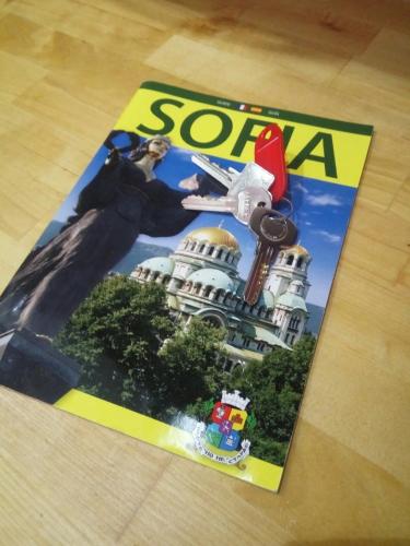 Industrial Look Apartment Top Centre + Free Parking