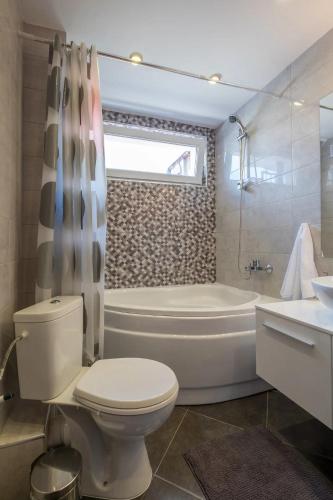 Industrial Look Apartment Top Centre + Free Parking