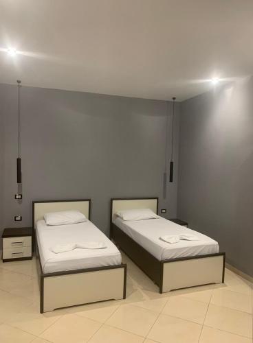 2 twin beds