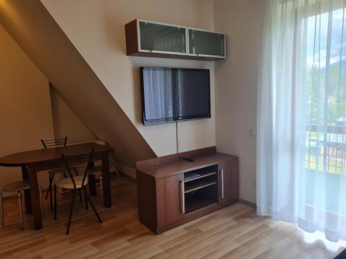 One-Bedroom Apartment with Mountain View image 1