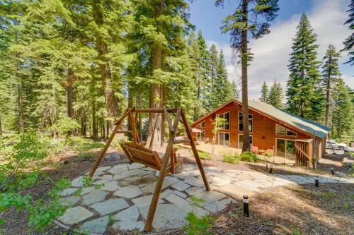 Tahoe Donner Mountain Cabin Surrounded by Forest!