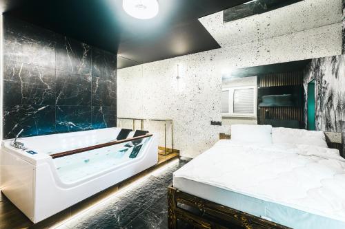 Exterior view of Zlota Grota