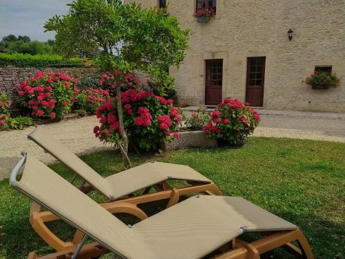 Сад, Manoir de Mathan - Chambres Résidentielles avec cuisine (Chambres Residentielles avec cuisine au Manoir de Mathan a Crepon 5 mn D'Arromanches et 10 mn de Bay) in Крепон