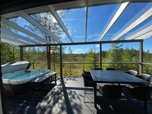 NorthernLight Villa in Ylläsjärvi with a Jacuzzi