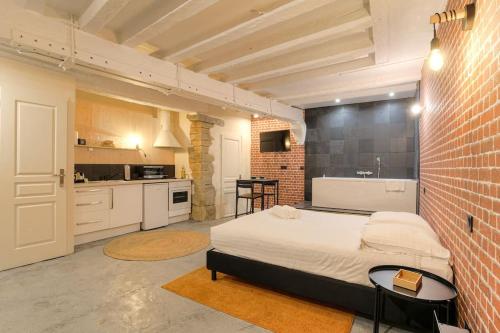 Industrial-style studio with bathtub, Vieux-Lyon, Lyon (fotografie 7)