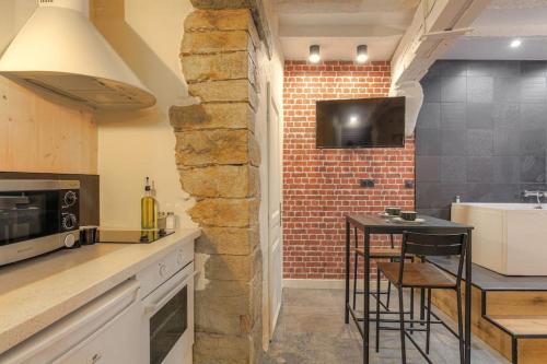 Industrial-style studio with bathtub, Vieux-Lyon, Lyon (fotografie 9)
