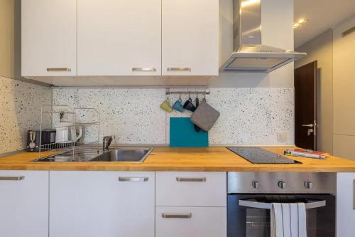 Quiet & airy modern apt. Top Centre Free Parking