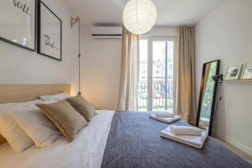 Quiet & airy modern apt. Top Centre Free Parking