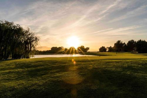 Magnifique vue lac au Golf de Pont-Royal