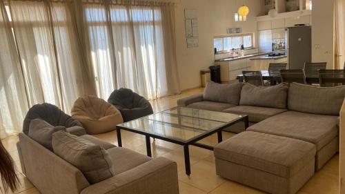 La Villa Toscana: Pool & Elah Valley vineyard view in Aderet