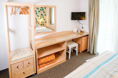 Economy Double Room with Balcony image 4