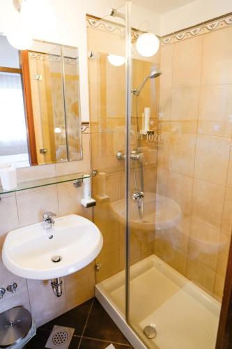 Economy Double Room with Balcony image 5