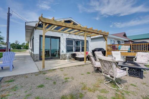 Lakefront Vacation Rental with Fire Pit & Dock! in Arlingtona