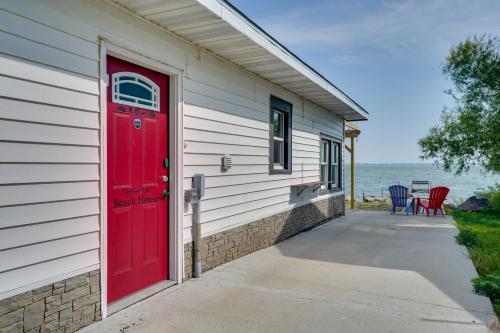 Lakefront Vacation Rental with Fire Pit & Dock! in Arlingtona