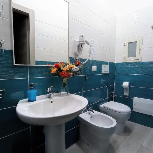 Small Double Room image 5