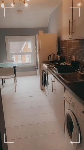 2nd floor shared flat near Bedford train station