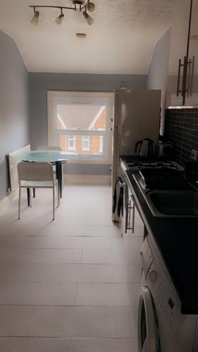 2nd floor shared flat near Bedford train station