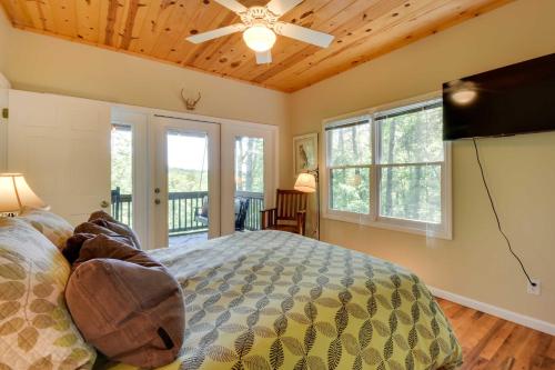 Spacious Georgia Escape with Fireplace, Deck and Grill in Lakemont, USA