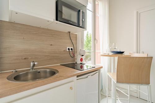 кухня, Proche Paris • Superbe studio refait à neuf • (Proche Paris • Superbe studio refait a neuf •) in Віженью-сюр-Сен