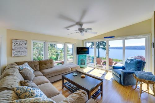 Cozy Langley Retreat Water Views and Beach Access