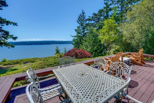 Cozy Langley Retreat Water Views and Beach Access