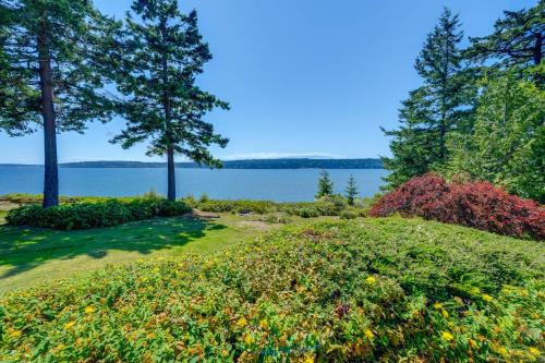 Cozy Langley Retreat Water Views and Beach Access