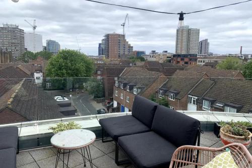 Stylish 2BD Flat with Private Balcony - Battersea - image 14