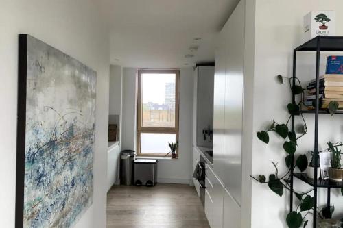 Stylish 2BD Flat with Private Balcony - Battersea - image 9