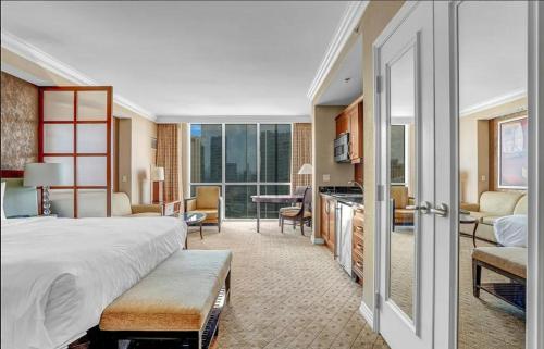 Signature MGM Suite with Strip and Sphere View, Las Vegas (photo 6)