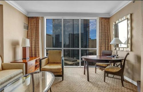 Signature MGM Suite with Strip and Sphere View, Las Vegas (photo 7)